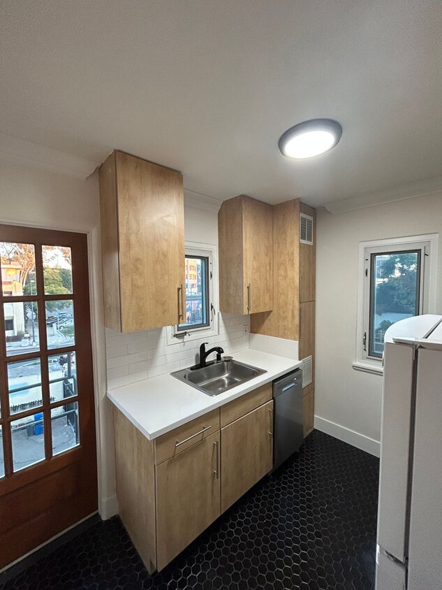 Primary Photo - 2 bedrrom 1 Bath Remodeled Condo with City...