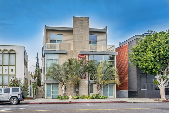 Building Photo - 631 N Larchmont Blvd