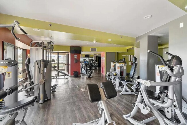 Foto del edificio - 200 W Harbor Dr