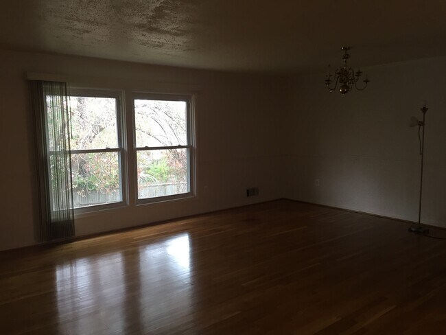 Building Photo - 4 BEDROOM, 3 FULL BATH SINGLE FAMILY HOME ...