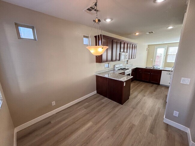 Foto del edificio - Beautiful 4/Bed/3Bath/2Car Two-Story Home with Loft and Office in Providence!