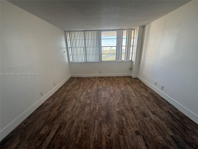 Foto del edificio - 2025 NE 164th St