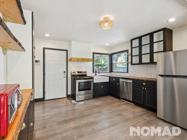 Building Photo - Newly Renovated 3 Bedroom Home