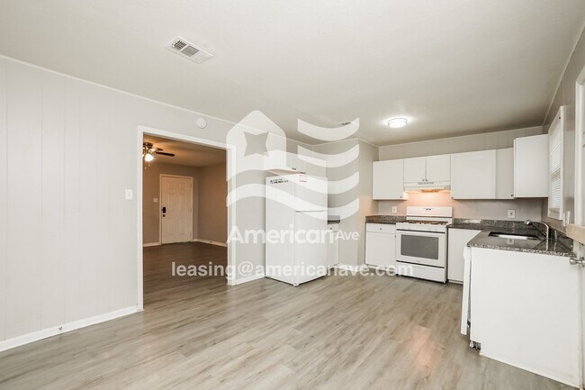 Foto del edificio - 2262 Forest Glen Dr