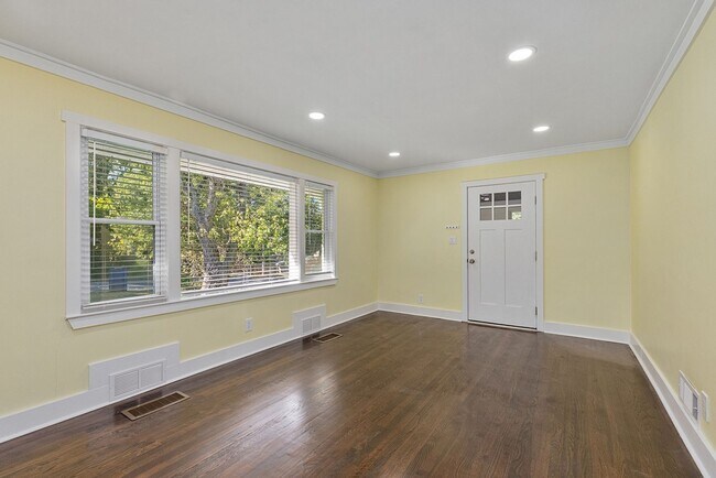 Foto del edificio - Beautifully Updated 3/2 w/ Large Fenced Backyard, Minutes From ATL Airport and Woodward Academy