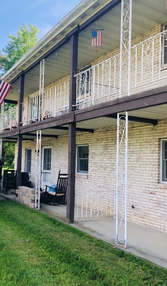 Covered porch with private entrance - 2014 Willow Way Dr
