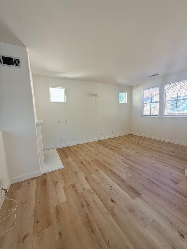 Building Photo - Beautiful Tri-Level Home in Prestigious Oa...