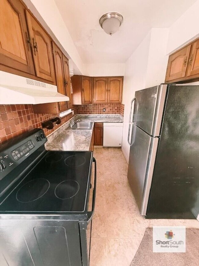 Foto del edificio - Updated - 2 bed 1.5 bath, Duplex with attached garage and fenced in backyard