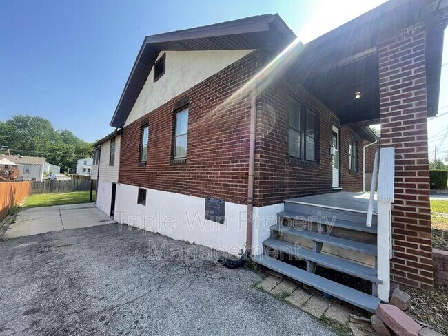 Building Photo - 9425 Burdella Ave