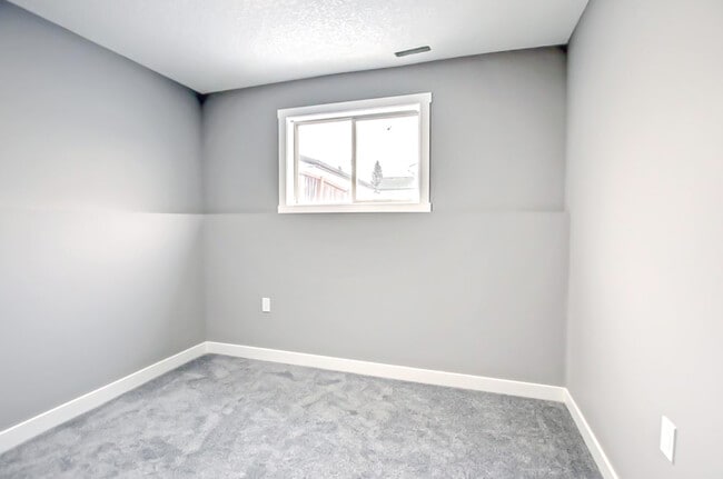 Building Photo - 70 Martinbrook Link NE