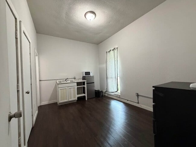 Building Photo - 1211 W Park Ave