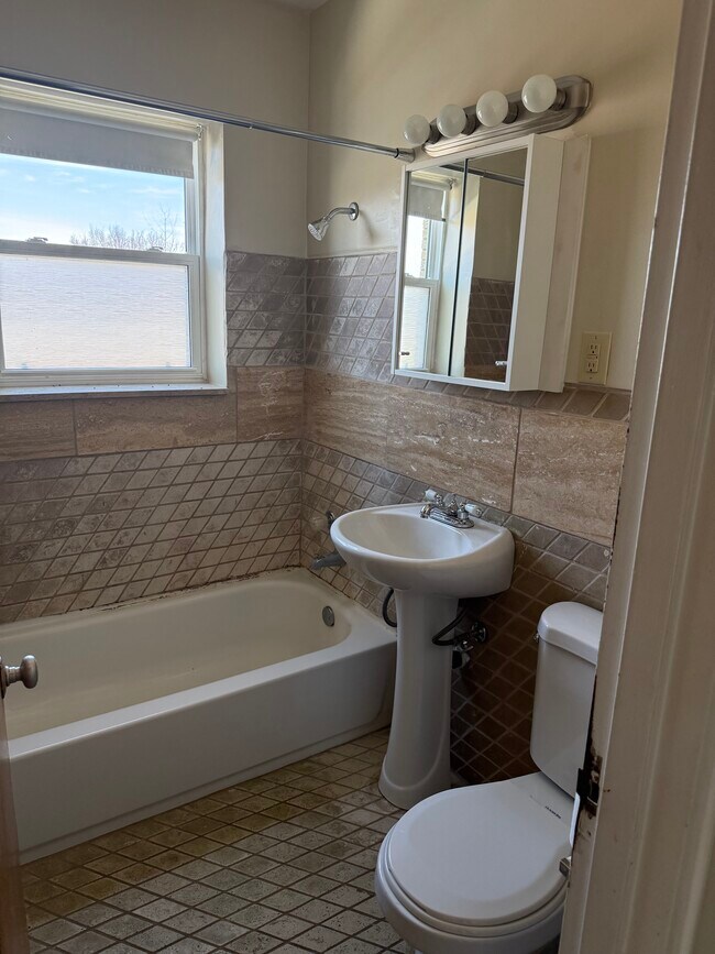 Foto del edificio - 3455 Shoreline Dr
