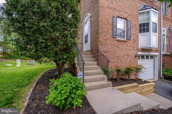 Building Photo - 8501 Blue Bird Woods Ct