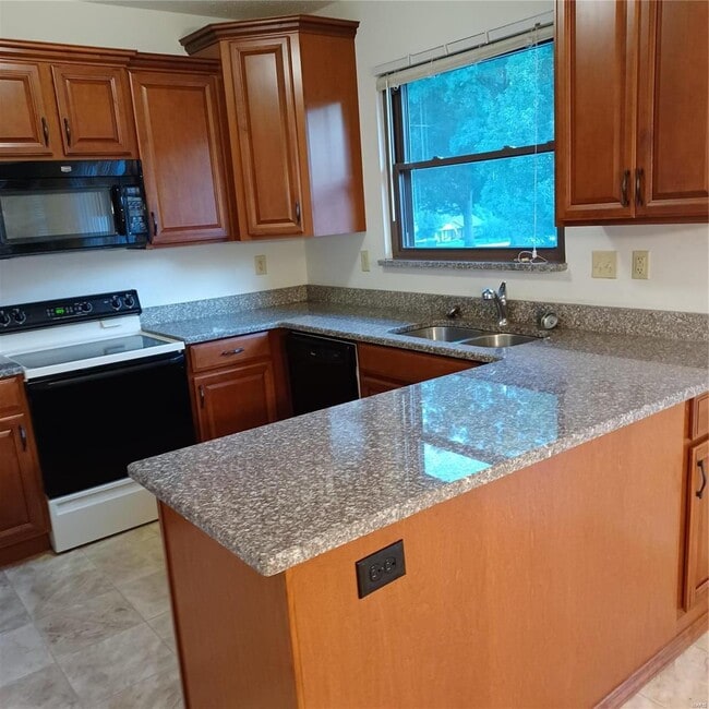 Building Photo - 14 Twin Oaks Dr