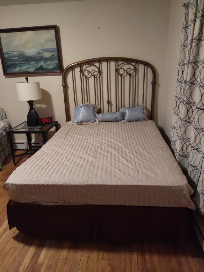 Dormitorio - 569 W Broadway