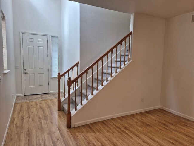 Foto del edificio - Beautiful 3 bedroom 2.5 bath in Folsom