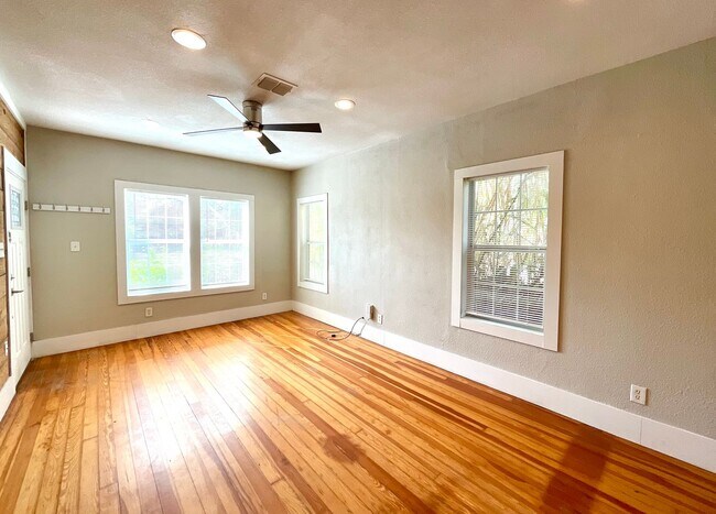 Foto del edificio - **APPLICATION RECEIVED** **MOVE IN SPECIAL** MUST SEE! 2 Bedroom / 2 Bath Home Near Downtown!