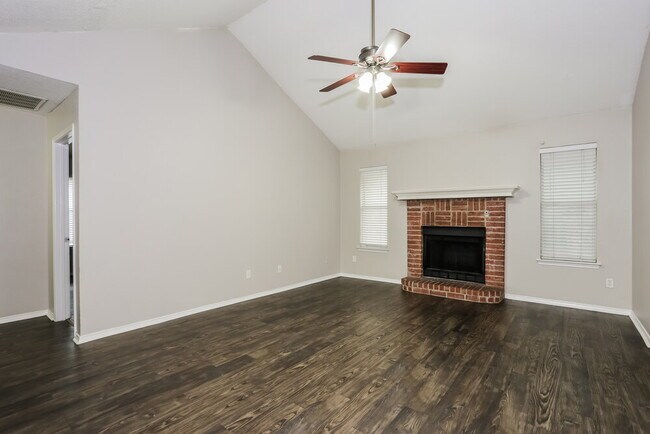 Foto del edificio - 704 Stonebrooke Dr