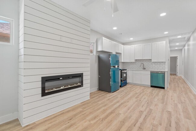 Building Photo - N Waco Ave Duplex
