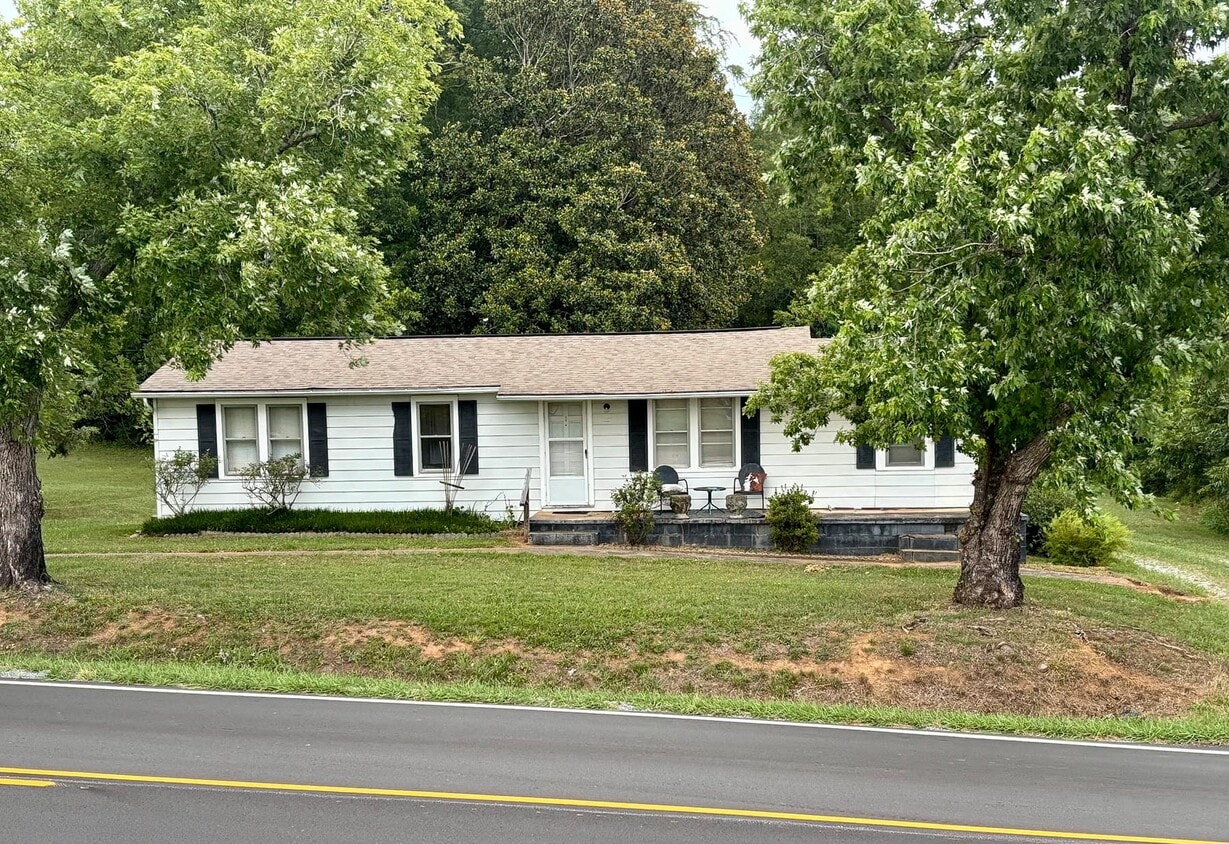 Primary Photo - 1062 College Ave