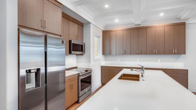 Building Photo - Open to midterm renters!Updated spacious c...