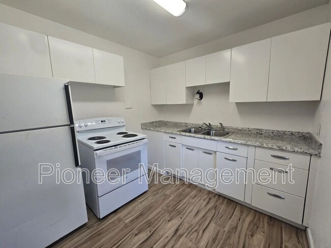 Building Photo - 807 NE Alameda Ave
