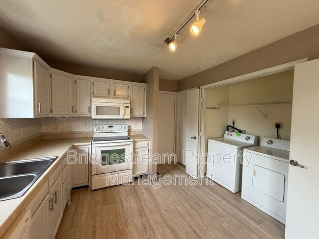 Foto del edificio - 381 Sherman Dr