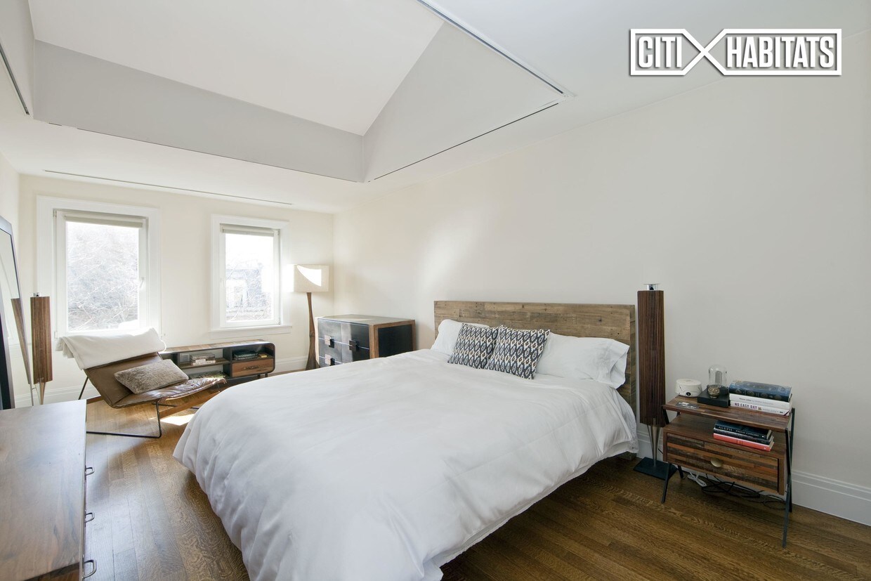 Primary Photo - 350 W 22nd St