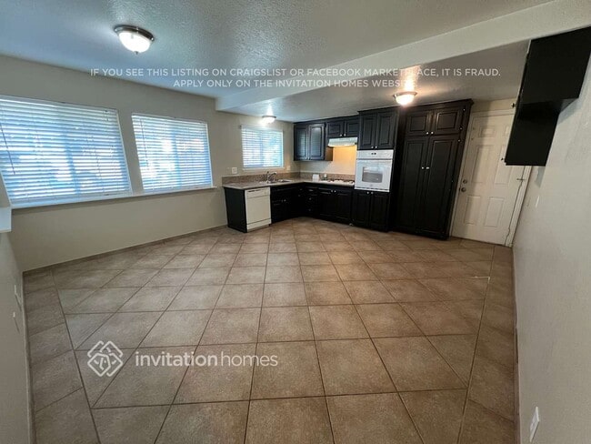 Building Photo - 526 W Hoffer St