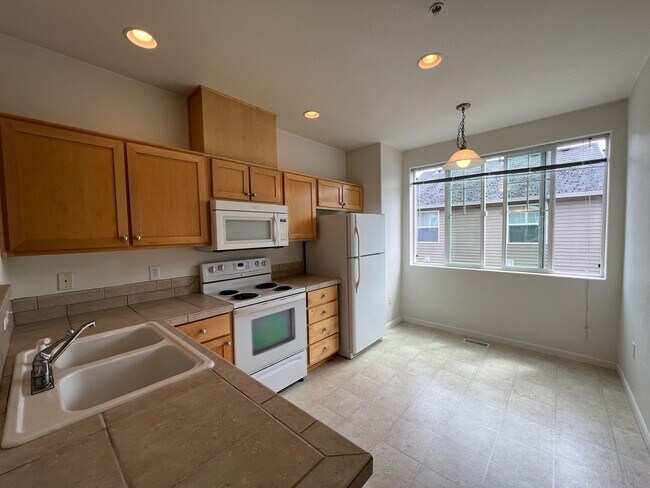 Building Photo - 10250 NE Snoqualmie Street ~ Spacious Town...