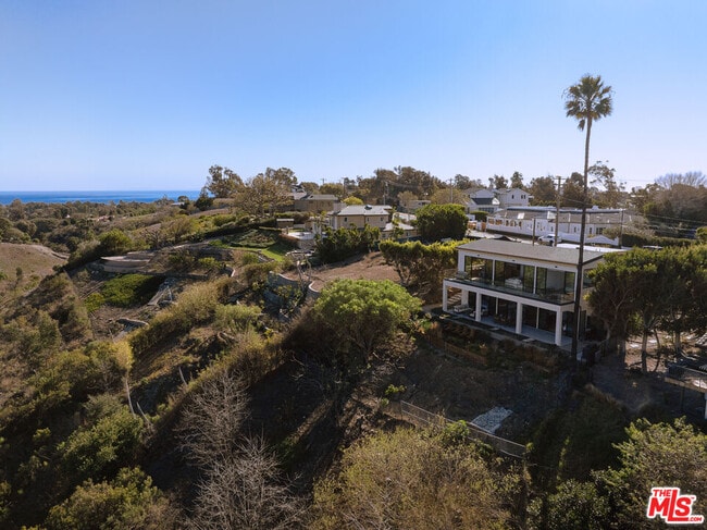 Building Photo - 6656 Dume Dr