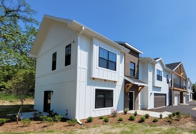 Building Photo - 1920 Edwards St