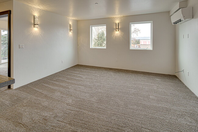 Building Photo - Spacious 1075 SF 2 bed in the Heart of Bend