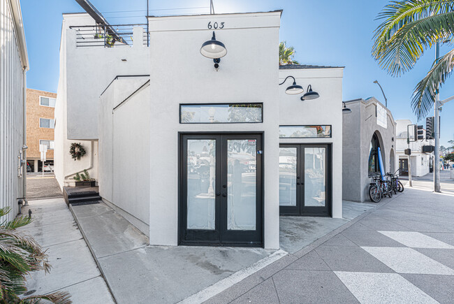 Mix use retail and residential - 603 E Balboa Blvd