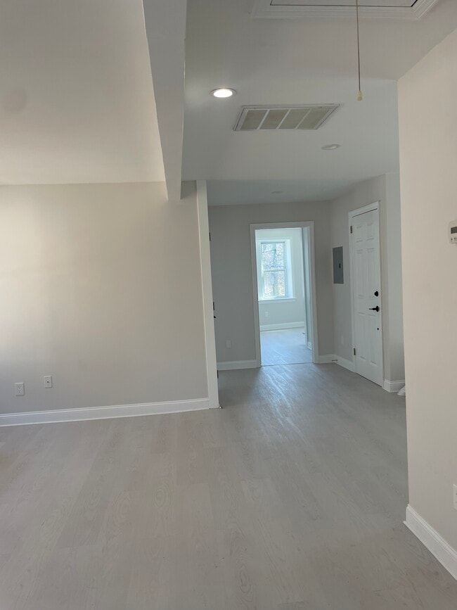 Building Photo - 128 River Rd Ext