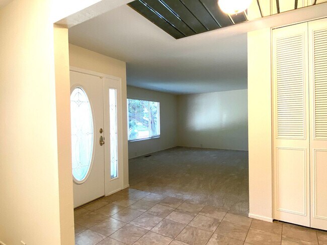 Foto del edificio - Pleasanton Single Story House 4 bed/2 bath, Downtown next to Amador Valley High! Great Location