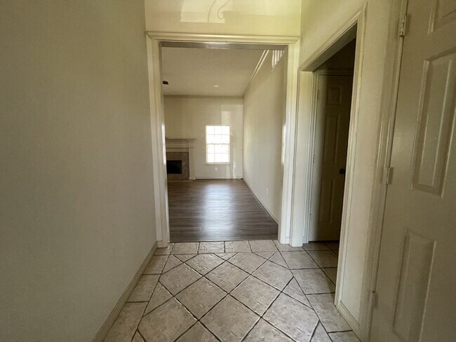 Foto del edificio - Beautiful 3/2/2 Plus Basement in Cooper district