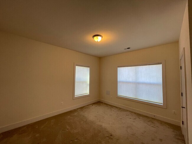 Building Photo - Stunning Townhome with Rooftop Deck - Avai...