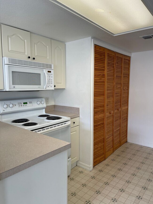 Building Photo - 620 Washington Palm Loop
