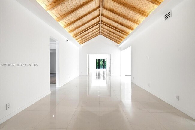 Foto del edificio - 120 NE 49th St