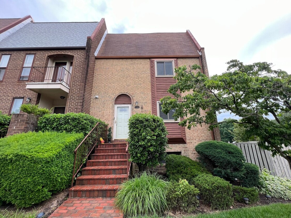 Gorgeous 4 Bed 3.5 Bath End-Unit Townhome ... - Gorgeous 4 Bed 3.5 Bath End-Unit Townhome ...