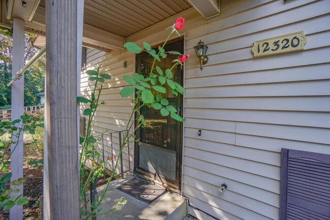 Foto del edificio - FOUR BEDROOM SPLIT LEVEL IN SALMON CREEK