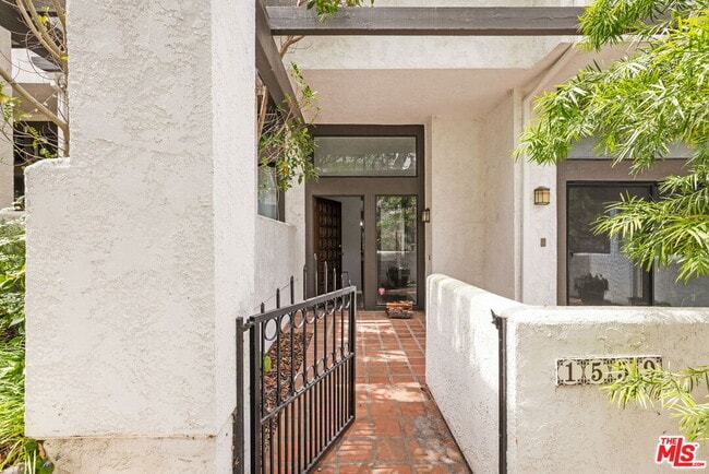 Building Photo - 1559 Palisades Dr
