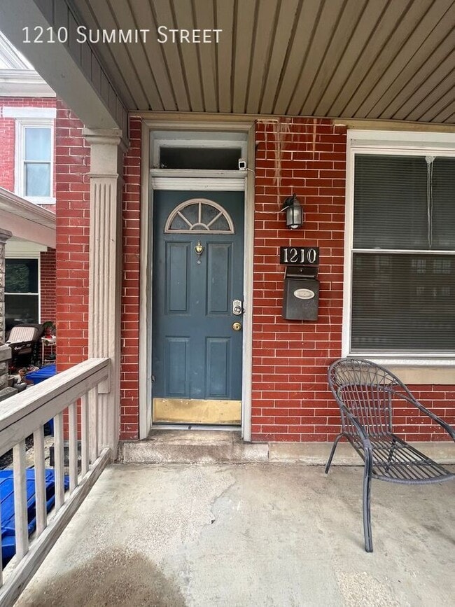 Building Photo - 1210 Summit St