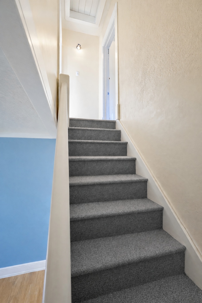 Building Photo - 833 W 27th St