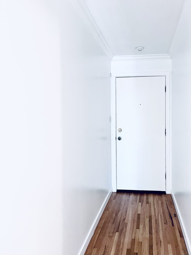 Photo du bâtiment - Peaceful Living in Willingdon Heights