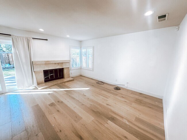 Building Photo - Gorgeous Home Available Now!