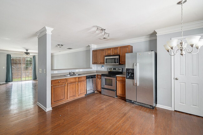 Building Photo - 703 Crestwell Cir SW