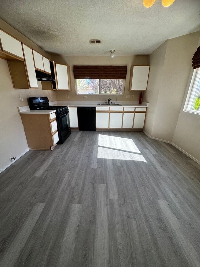 Building Photo - 3 bedroom home Northern Meadows