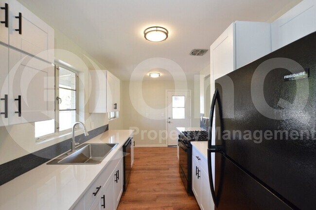 Building Photo - 611 E Encanto Dr